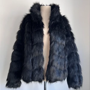 Svart fuskpäls från Nly Trend - Oanvänd svart fuskpäls från NLY TREND. Har fickor på båda sidor. Längd bak (mätt från nacke till nederkant): 60 cm. Ärmlängd (från axelns högsta punkt till nederkant): 63 cm. 