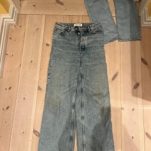 Blå jeans från Samsøe Samsøe - Snygga blå jeans från Samsøe Samsøe med en klassisk design. De har en hög midja och raka ben. Strl 25 längd 32 