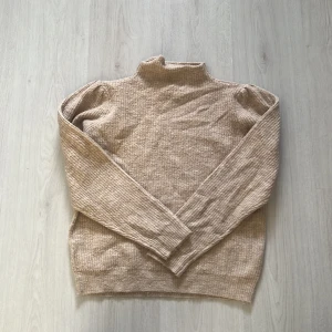 Beige stickad tröja - Beige stickad tröja med puffarmar, oanvänd 💞💞 skulle säga att den är mindre i stl (m=S)