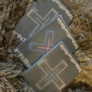 Album 'The Chaos Chapter: Freeze' av Tomorrow X Together - Säljer albumet 'The Chaos Chapter: Freeze' av Tomorrow X Together. Inkluderar flera versioner med olika färgteman och fotokort. Perfekt för fans av K-pop och samlare av bandets musik och merchandise. 