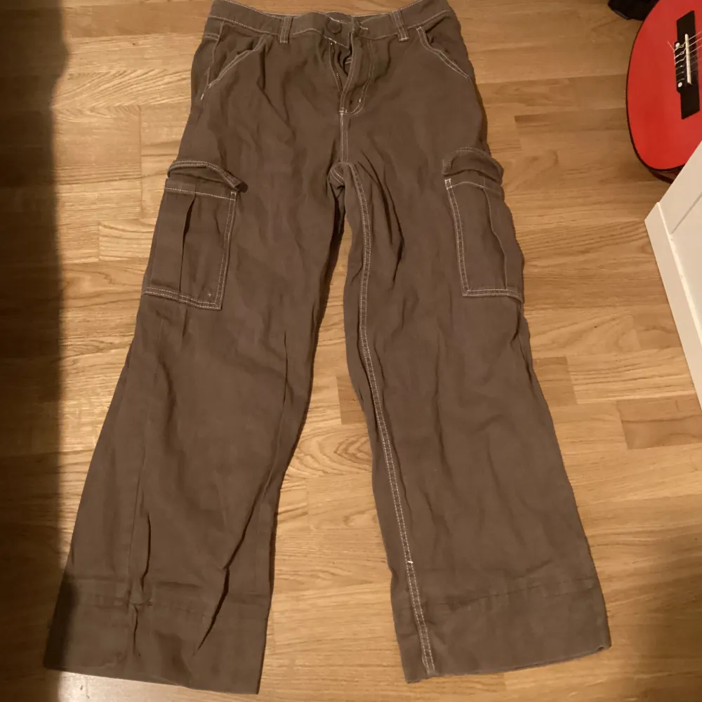 Säljer ett par bruna cargopants från H&M Divided. Byxorna har flera praktiska fickor och en loose passform. Via Swish.. Farkut & Housut.