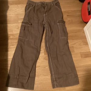 Bruna cargopants från H&M Divided - Säljer ett par bruna cargopants från H&M Divided. Byxorna har flera praktiska fickor och en loose passform. Via Swish.