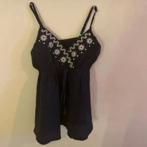 Linne ifrån SHEIN ❤️ - Marinblått somrigt  linne med detaljer ifrån SHEIN. Köpte för typ 1 år sedan och aldrig använt.  Storlek XS, men skjusterbara axelband. Ny utan prislapp. Priset kan diskuteras vid snabb affär❤️