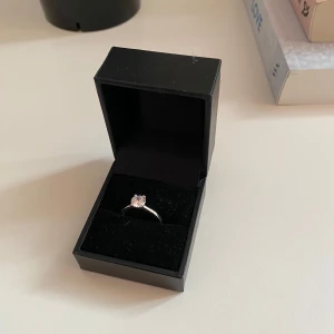Silverring med sten - Elegant silverring med en sten i mitten. Perfekt för speciella tillfällen eller som en vacker accessoar till vardags. Ringen levereras i en stilren svart ask. Köpt på guldfynd.