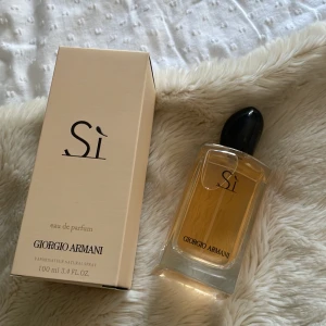 Si Eau de Parfum från Giorgio Armani - Elegant och sofistikerad parfym från Giorgio Armani. Flaskan är stilren med en svart kork och innehåller 100 ml av den populära doften Si. Perfekt för den som vill ha en tidlös och feminin doft.
