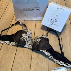 NY BH från Intimissimi stl 70B - Helt NY BH från Intimissimi med lappar kvar.  Passade ej och försent för att lämna tillbaka.  Storlek: 70B.                                Modell: Giorgia Pretty Flowers Färg: Mörkblå och vit                                  