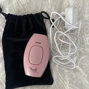 Rosa IPL hårborttagningsenhet från Mady Skin - Säljer en rosa IPL hårborttagningsenhet från Mady Skin. Kommer med en svart förvaringspåse och vit laddare. Perfekt för smidig och effektiv hårborttagning hemma.