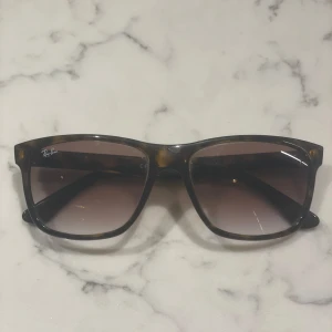 RayBan Boyfriend - Säljer mina rayban boyfriend då de inte används längre. Nypris: 1200. Skick 9/10. Fodralet ingår, har dock ett litet hål på lädret vid knappen. 