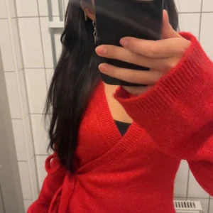 Röd omlottkofta - Snygg röd omlottkofta med långa ärmar och knytband i midjan. Använd 2ggr skitsnygg!❤️