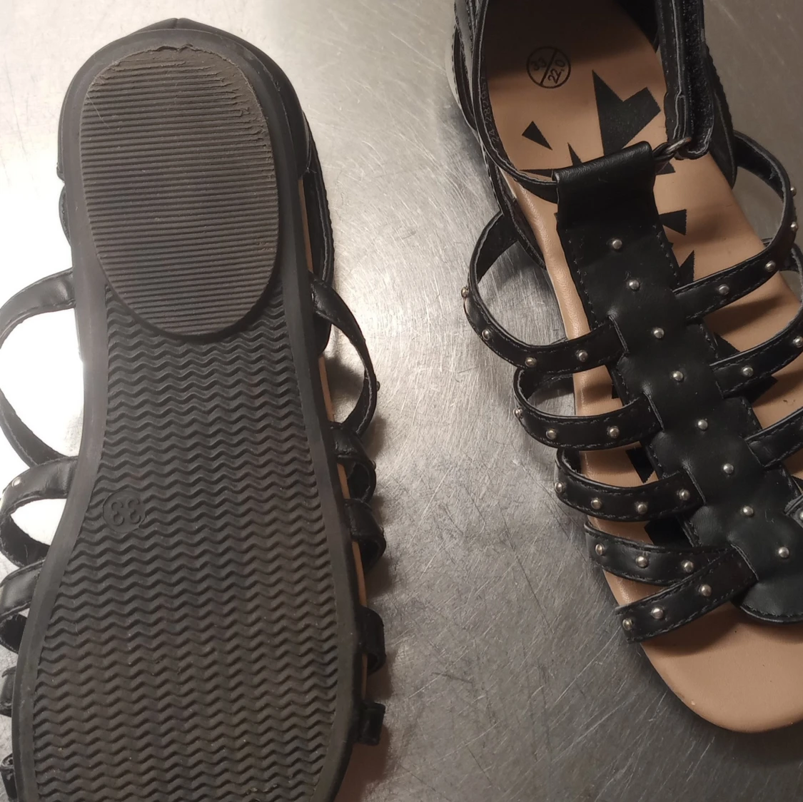 Svarta sandaler med nitar - 1