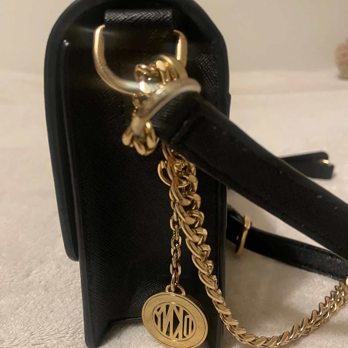 Svart axelväska från DKNY - 1