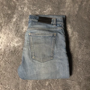 Ljusblå jeans från J.Lindeberg - Ett par feta ljusblå jeans från J.Lindeberg. Perfekta för en avslappnad look. Byxorna är använda ett fåtal gånger utan defekter. Storlek W 30 L 32. pris kan diskuteras!