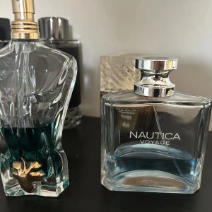 Nautica Voyage och Jean Paul Gaultier Le beau  - Jag säljer en Jean Paul Gaultier le beau och nautica voyage, cirka 29ml kvar av jpg och cirka  40ml kvar av nautica voyage