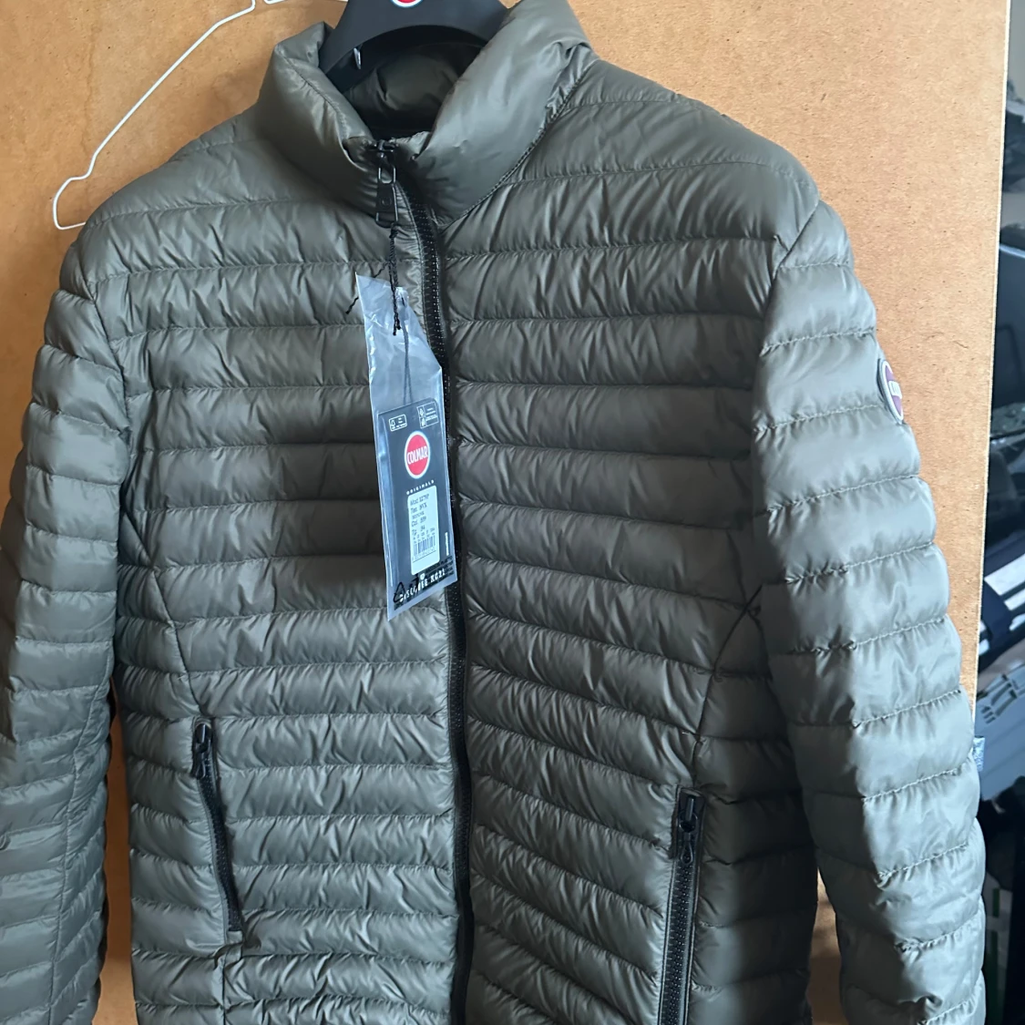 Olivgrön pufferjacka från Colmar