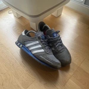 Grå Adidas LA Trainer sneakers - Unika Adidas LA trainers, anledningen till varför jag säljer dem är för att de  inte passar bra. Extremt bra skick men sparsamt använda såklart❗️väldigt sköna❗️Hör av dig vid minsta lilla fundering