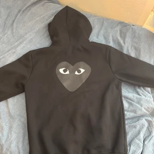Comme des garcons hoodie  - Säljer en svart hoodie då den är lite för liten för mig. Den passa bra för S och XS. Pris går att diskutera