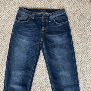 Nudie jeans  - Säljer ett par Nudie jeans i modell Grim Tim. Jeansen är i mycket bra skick och har inga defekter. Det är storlek W31/L32. Vid minsta fråga eller fundering är det bara att höra av sig🙌😄