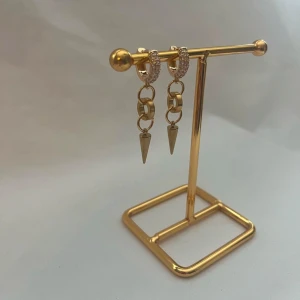 Örhängen  - Super snygg örhängen! Finns i guld men kan göra liknande i silver.  Köp för 109kr/st Eller 199kr/paret. Modell 129 Smyckes ställningen finns även att köpa för 299kr!