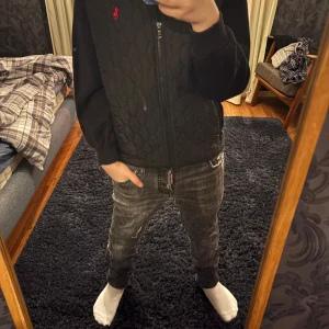 Ralph lauren cardigan - Säljer nu min Ralph lauren cardigan. Andvänt den i ett tag nu. Den är i fint skick och inga skador på den. Ny pris -2000 kr pris kan diskuteras 