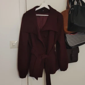Vinröd kappa med bälte från H&M - Storlek medium, inga defekter
