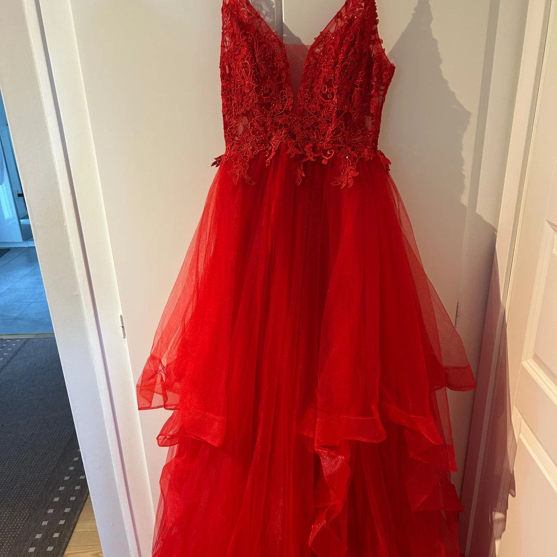 Röd balklänning med spetsdetaljer - 1