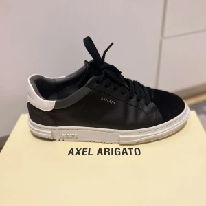 Svarta sneakers från Axel Arigato - Riktigt feta axel arigato skor i extremt bra skick inga skador, storlek 40 men passar på folk med 41 o till o med 42, skriv privat för mer info