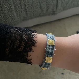 Jeansarmband med gulddetaljer - Snyggt armband i demin, storlek:L men passar även M och S 