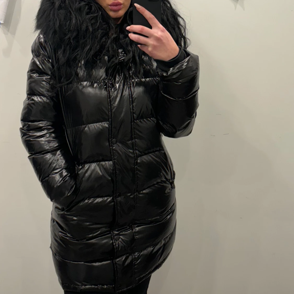 Svart dunjacka med pälsdetalj - 1