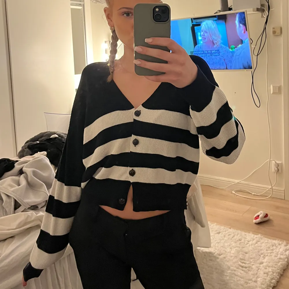Säljer en svartvit randig kofta med knappar framtill. Koftan har en croppad design och långa ärmar, perfekt för en stilren look. Passar bra till både jeans och kjol. Hör av dig vid intresse!💕 . Neuletakit & Villapaidat.