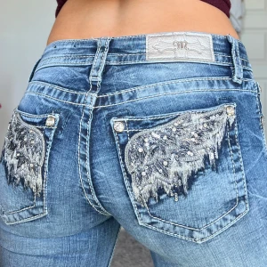 Miss me jeans - Midjemått: 34cm rakt över, innerbenslängd: 78cm 💕