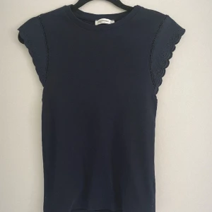 Mörkblå ribbad topp från Stradivarius - Mörkblå ribbad topp. Köpt i Italien,nästan aldrig använd!