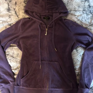 VINTAGE Juicy Couture zip up - Vintage lila juicy couture zip up med rare diamant J som slutade tillverkas för ett tag sedan, storlek S och knapp använd. Men om mindre storlek önskar så kan jag sy den mindre till XS eller XXS för 50kr extra! 