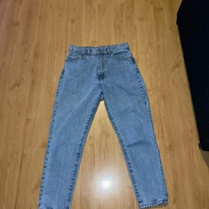 Blå jeans från Dr. Denim - Snygga blå jeans från Dr. Denim med klassisk femficksdesign. De har en rak passform och är perfekta för en avslappnad stil. Tillverkade i slitstarkt denimtyg.