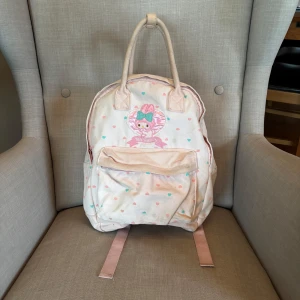 My melody väska - Super söt my melody ryggsäck! Lite smutsig men annars bra skick.🩷