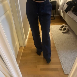 Mjukisbyxor Ginatricot  - Marinblåa mjukisbyxor från Ginatricot storlek S oanvända