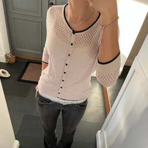 Rosa stickad kofta  - Rosa trekvartsärmad kofta från H&M i storlek M, skulle säga att den även passar S. Fint skick. Använd gärna köp nu!