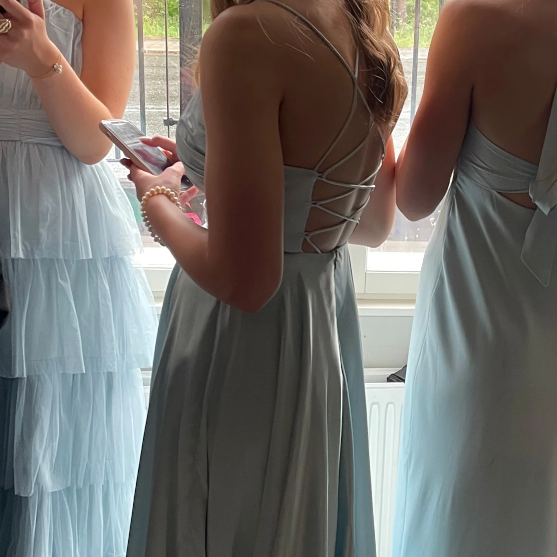 Ljusblå långklänning med snörning - 3