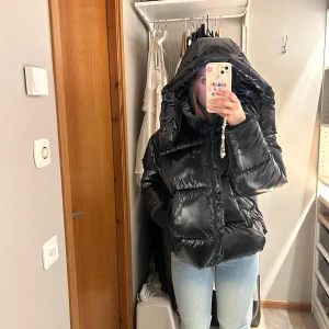 Pufferjacka från Calvin Klein Jeans - Säljer min HIGH FILLED WIDE PUFFER JACKET från Calvin Klein jeans, org. Pris ligger på 3899kr. Knappt använd då jag haft en annan jacka. Tror jag använt den runt 5-6 ggr totalt. Alltså är jackan i väldigt bra skick 💞Väldigt skön och mycket varm 🫶🏼Avtagbar luva och justeringsbara band för att ställa in passformen på jackan 💗