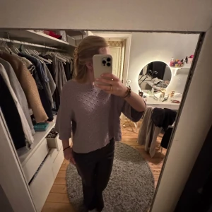 Lila stickad tröja från Soaked in Luxury - Säljer en lila stickad tröja från Soaked in Luxury. Tröjan har ett fint mönster och trekvarts ärmar. Använd fåtal gånger💜