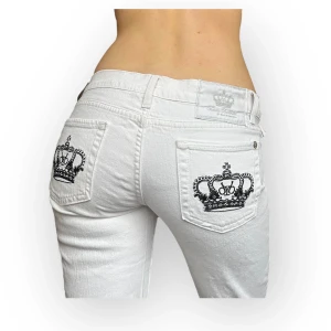 Bootcut Victoria Beckham jeans - I am selling these bootcut Victoria Beckham jeans in a size 29 which fits an S. The jeans are sewn to be flared, write to me for measurements or other details💞