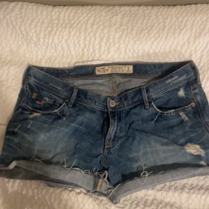 Jeans shorts från hollister  - Så snygga & lowwaist, något skrynkliga som man ser på bilden 😊 bra skick