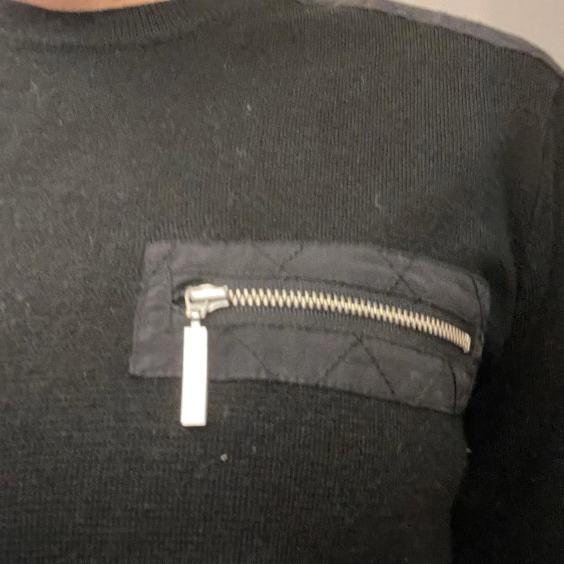 Svart tröja med dragkedjor från Gestuz  - 3