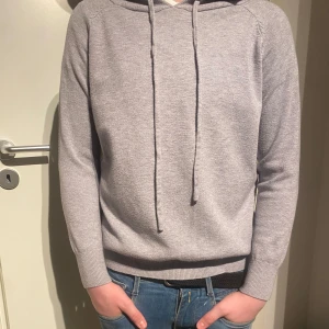 grå Kashmir hoodie! - Säljer en stilren grå hoodie! Tröjan har ribbade muddar vid ärmslut och nederkant. Perfekt för en stilren look! Passar perfekt till 160-165! Kan passa 170 också! Pris kan diskuteras vid snabb affär⭐️🍾💵! Skriv om ni vill ha några frågor om hoodien! 🍾⭐️