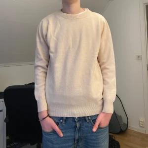Beige tröja - Säljer en stilren beige tröja. Perfekt för våren med en avslappnad look.