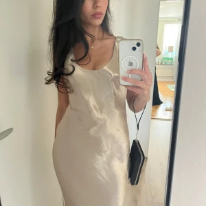 guldig/champange balklänning - jättefin klänning!! har sytt upp botten så den passade mig som blev typ 170 i klackar (kolla bilden) 🫶