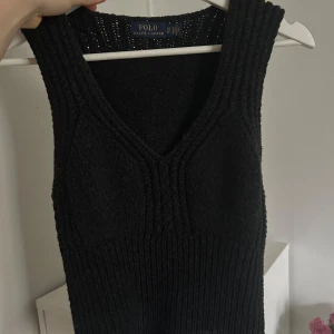 Svart stickad väst från Polo Ralph Lauren - Figursytt stickat linne från Ralph Lauren. Bra skick.