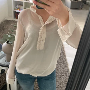 Söt blus - Söt blus ifrån Hm med volang detaljer upptill🩷