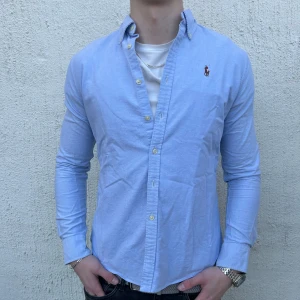 Ralph Lauren skjorta  - Ralph Lauren skjorta | Skick 9,5/10 | Size - 8 | Fraktar via postNord eller instabox på köparens bekostnad | Hör av dig vid minsta frågor eller funderingar // LuxeCloset