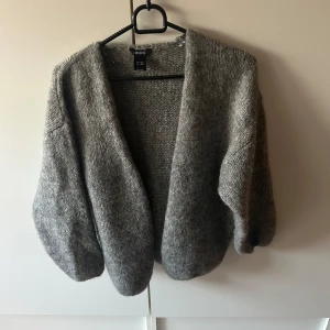 Grå kofta från Lindex - Mysig grå kofta från Lindex i en mjuk och fluffig stickad kvalitet. De är den populära koftan från Lindex som aldrig är använd! Bara provat på, skicka prisförslag❤️vill gärna sälja den eftersom den inte kommer till användning 