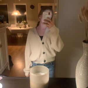 Beige ribbad kofta med knappar - Säljer en mysig beige kofta med ribbad struktur och stora knappar framtill. Koftan har en avslappnad passform och långa ärmar, perfekt för kyligare dagar. Ett stilrent plagg som passar till det mesta. Hör av dig vid intresse! 😊